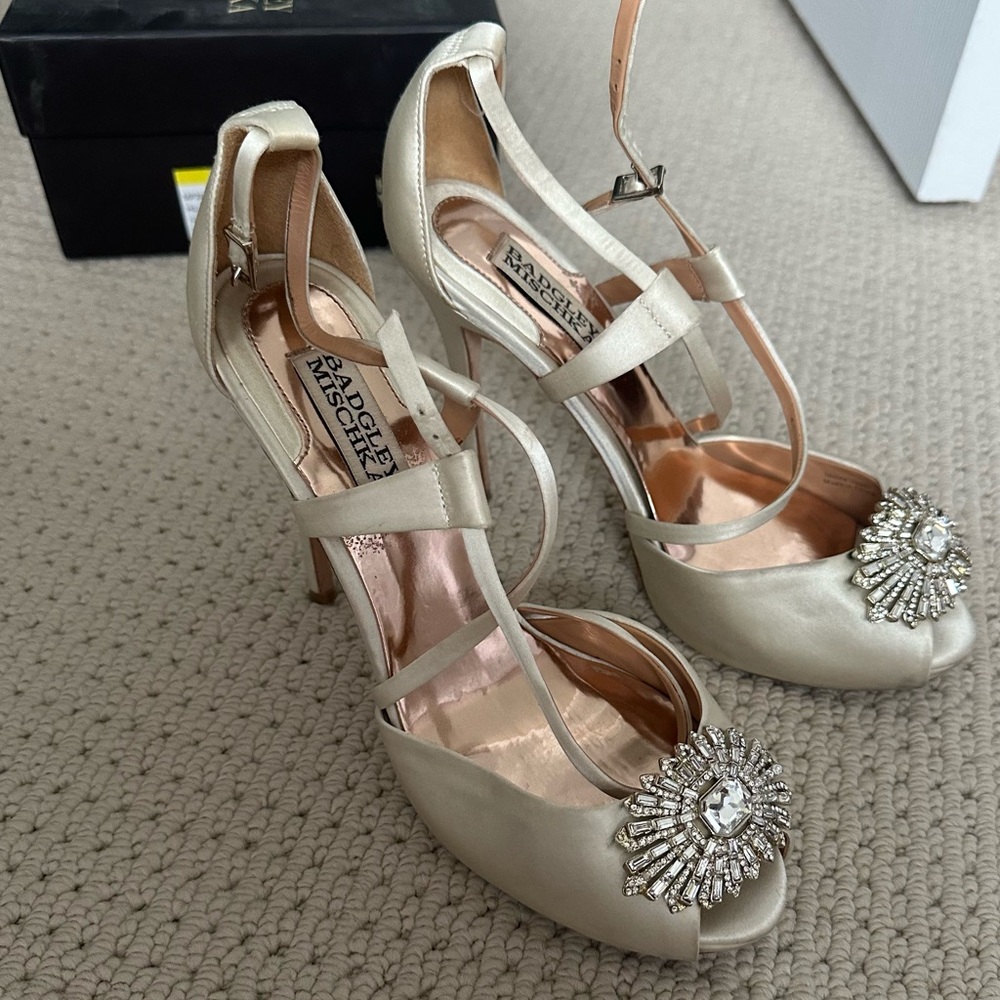 Badgley Mischka Hilary Ivory Satin Pump s 8